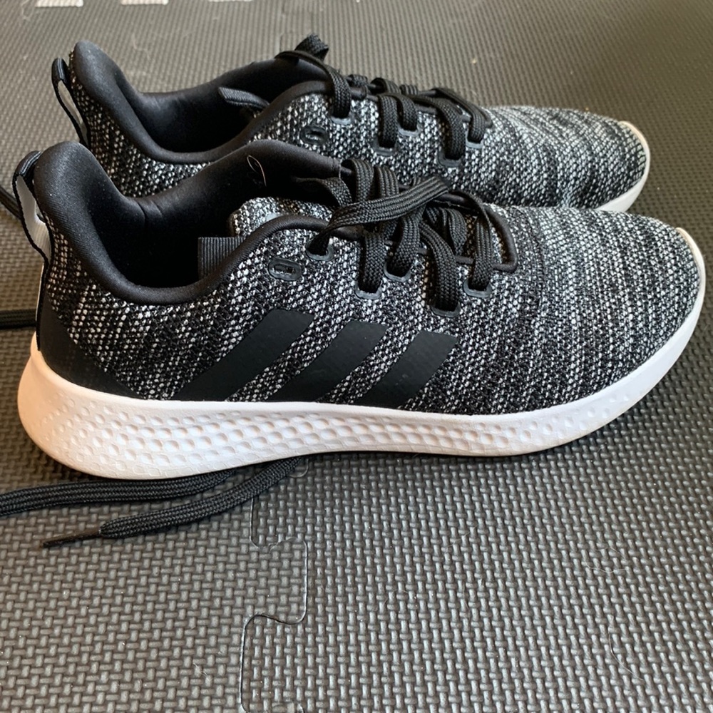 Women’s Adidas Cloudfoam size 8. Only worn twice.